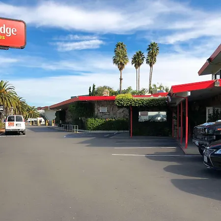 Econo Lodge Inn & Suites Oakland Airport